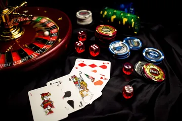 A professional dealer in a tuxedo greeting players at the roulette table, symbolizing the authentic live casino feel at 86JLPH.